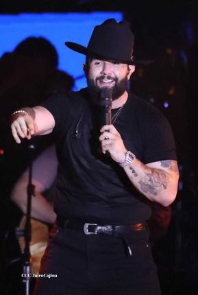 Carín León en concierto en el Estadio Soberanía