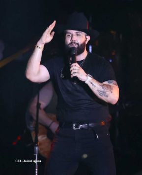 Carín León en concierto en el Estadio Soberanía