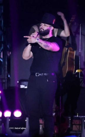 Carín León en concierto en el Estadio Soberanía