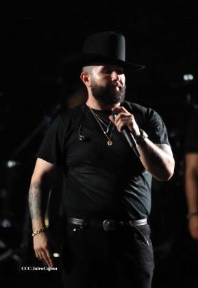 Carín León en concierto en el Estadio Soberanía