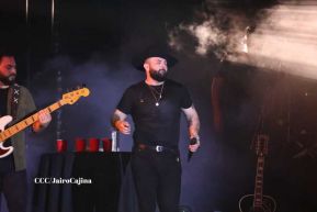 Carín León en concierto en el Estadio Soberanía