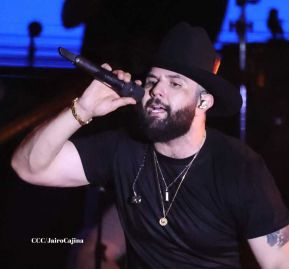 Carín León en concierto en el Estadio Soberanía