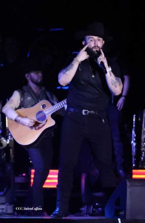 Carín León en concierto en el Estadio Soberanía