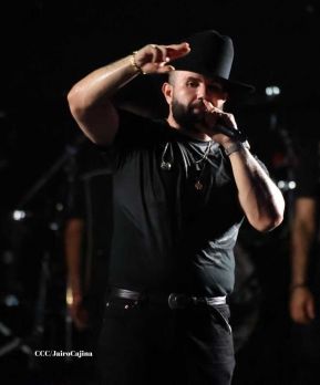Carín León en concierto en el Estadio Soberanía