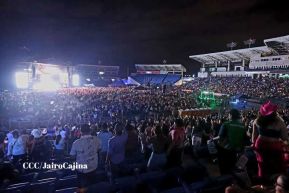Carín León en concierto en el Estadio Soberanía