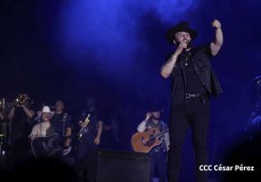 Carín León en concierto en el Estadio Soberanía