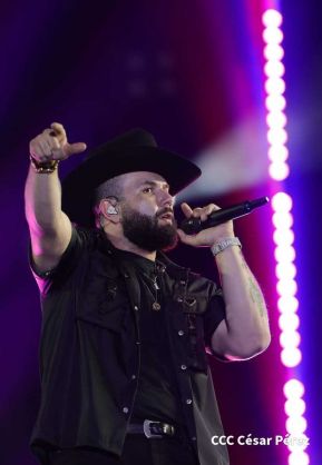 Carín León en concierto en el Estadio Soberanía