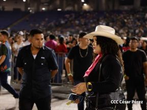 Carín León en concierto en el Estadio Soberanía