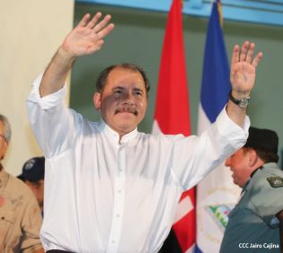 Daniel y Rosario rinden homenaje a Sandino en su aniversario natal