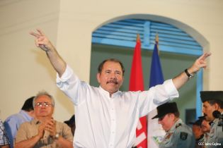 Daniel y Rosario rinden homenaje a Sandino en su aniversario natal