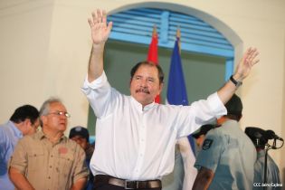 Daniel y Rosario rinden homenaje a Sandino en su aniversario natal