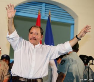 Daniel y Rosario rinden homenaje a Sandino en su aniversario natal