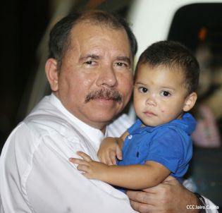 Daniel y Rosario rinden homenaje a Sandino en su aniversario natal