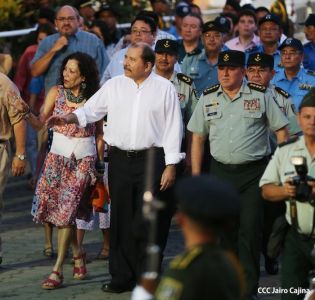 Daniel y Rosario rinden homenaje a Sandino en su aniversario natal