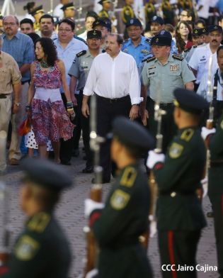 Daniel y Rosario rinden homenaje a Sandino en su aniversario natal
