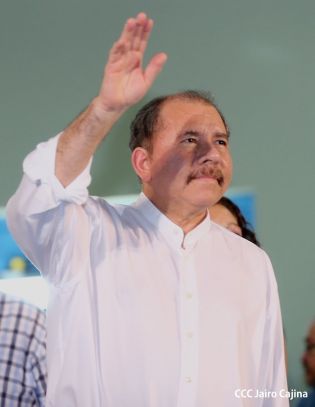 Daniel y Rosario rinden homenaje a Sandino en su aniversario natal