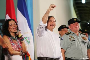 Daniel y Rosario rinden homenaje a Sandino en su aniversario natal