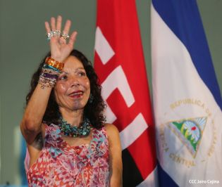 Daniel y Rosario rinden homenaje a Sandino en su aniversario natal