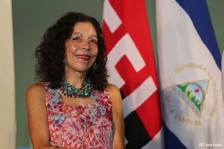 Daniel y Rosario rinden homenaje a Sandino en su aniversario natal