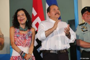 Daniel y Rosario rinden homenaje a Sandino en su aniversario natal