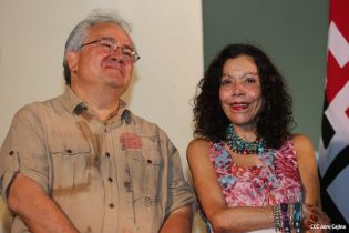 Daniel y Rosario rinden homenaje a Sandino en su aniversario natal