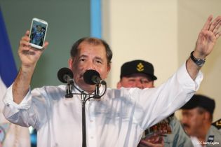 Daniel y Rosario rinden homenaje a Sandino en su aniversario natal