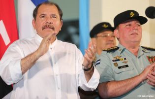 Daniel y Rosario rinden homenaje a Sandino en su aniversario natal