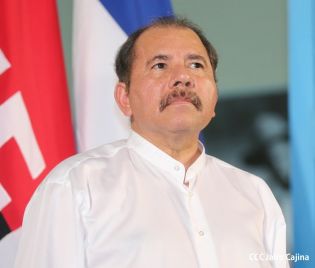 Daniel y Rosario rinden homenaje a Sandino en su aniversario natal