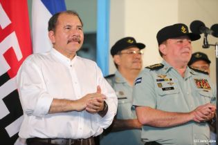 Daniel y Rosario rinden homenaje a Sandino en su aniversario natal