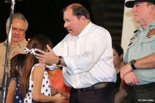 Daniel y Rosario rinden homenaje a Sandino en su aniversario natal