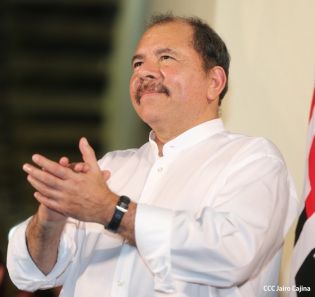 Daniel y Rosario rinden homenaje a Sandino en su aniversario natal