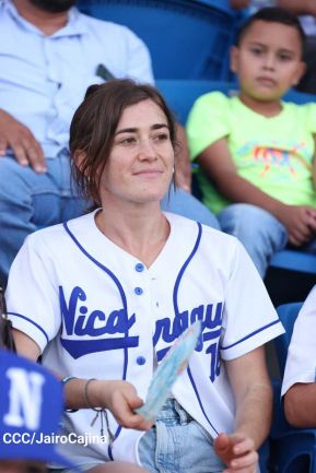 Familias disfrutan de inauguración del Estadio Roberto Clemente de Masaya