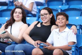 Familias disfrutan de inauguración del Estadio Roberto Clemente de Masaya