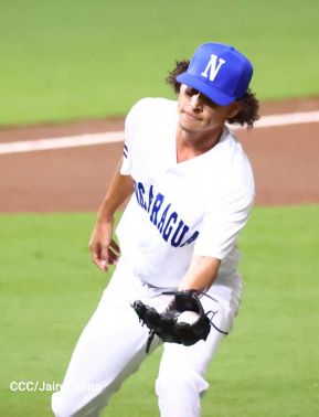 Familias disfrutan de inauguración del Estadio Roberto Clemente de Masaya