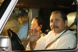 Daniel y Rosario sostienen nuevo encuentro con Conferencia Episcopal