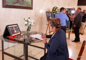 Firma de libro de condolencias en Nicaragua por las víctimas del atentado terrorista en Rusia