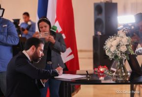 Firma de libro de condolencias en Nicaragua por las víctimas del atentado terrorista en Rusia