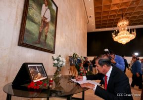 Firma de libro de condolencias en Nicaragua por las víctimas del atentado terrorista en Rusia