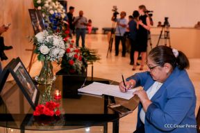 Firma de libro de condolencias en Nicaragua por las víctimas del atentado terrorista en Rusia