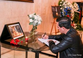 Firma de libro de condolencias en Nicaragua por las víctimas del atentado terrorista en Rusia