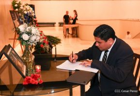 Firma de libro de condolencias en Nicaragua por las víctimas del atentado terrorista en Rusia