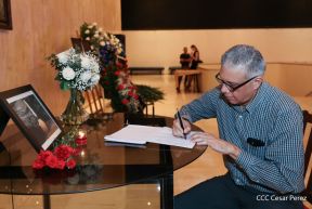 Firma de libro de condolencias en Nicaragua por las víctimas del atentado terrorista en Rusia