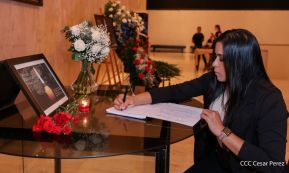 Firma de libro de condolencias en Nicaragua por las víctimas del atentado terrorista en Rusia