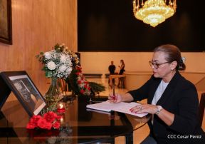 Firma de libro de condolencias en Nicaragua por las víctimas del atentado terrorista en Rusia