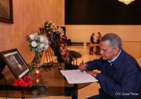 Firma de libro de condolencias en Nicaragua por las víctimas del atentado terrorista en Rusia