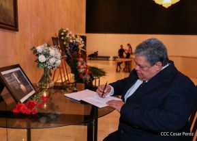 Firma de libro de condolencias en Nicaragua por las víctimas del atentado terrorista en Rusia