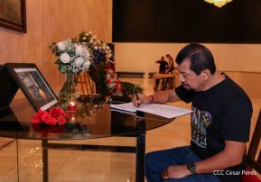 Firma de libro de condolencias en Nicaragua por las víctimas del atentado terrorista en Rusia