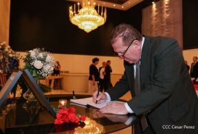 Firma de libro de condolencias en Nicaragua por las víctimas del atentado terrorista en Rusia