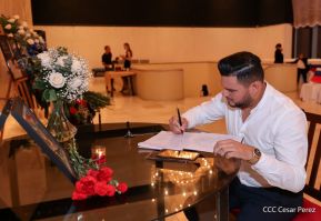 Firma de libro de condolencias en Nicaragua por las víctimas del atentado terrorista en Rusia