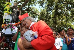 Familias de Ometepe reciben visita del Cardenal Leopoldo Brenes 